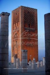 Image du Maroc Professionnelle de  Le Minaret et quelques colonnes de la mosquée (Tour Hassan) qui fît construite à la fin du XIIe siècle par le Sultan Yacoub el Mansour (dynastie Almohade) désireux de construire la plus grande mosquée du monde doté de 400 colonnes, la construction n’a pas été achevé suite à la mort du sultan en 1199, La tour Hassan est le symbole de Rabat son esplanade abrite le Mausolée Mohammed V de Rabat, Jeudi 15 Février 2007. (Photo / Abdeljalil Bounhar)